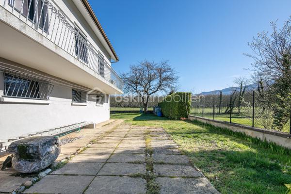 Située sur la plaine de Saint Marcellin dans un environnement calme,  cette agréable maison des années 1960 d'environ 120 m² habitables saura vous séduire par ses volumes, ses prestations énergétiques de qualité et son fort potentiel.

Dès le rez-de-chaussée, vous découvrirez un vaste garage de plus de 80 m², idéal pour le stationnement de plusieurs véhicules, un atelier ou un espace de stockage. Il est équipé en eau et électricité. Vous trouverez également un cellier/buanderie, ainsi qu'un espace supplémentaire pouvant être aménagé selon vos envies en salon, bureau, salle de jeux ou grand hall d'entrée. 

À l'étage, l'espace de vie se compose d'un salon-séjour lumineux, d'une cuisine indépendante entièrement rénovée, d'une salle de bain et d'un wc indépendant, de deux chambres.

En sous-sol, une belle cave en terre battue complète cet ensemble.

Côté confort, cette maison a bénéficié d'une rénovation énergétique complète : pompe à chaleur, et climatisation réversible, isolation thermique par l'extérieur, menuiseries en double vitrage, volets roulants électriques solaires… Autant d'équipements qui lui permettent d'afficher une excellente performance énergétique et de vous garantir un confort optimal tout en maîtrisant vos consommations.

Le terrain est entièrement clôturé. Le grenier est aménageable et isolé.

Fonctionnelle, lumineuse et parfaitement entretenue, cette maison n'attend plus que ses futurs propriétaires pour écrire une nouvelle histoire.

Une belle opportunité à découvrir sans tarder !