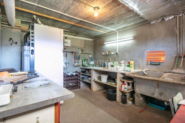 Située sur la plaine de Saint Marcellin dans un environnement calme,  cette agréable maison des années 1960 d'environ 120 m² habitables saura vous séduire par ses volumes, ses prestations énergétiques de qualité et son fort potentiel.

Dès le rez-de-chaussée, vous découvrirez un vaste garage de plus de 80 m², idéal pour le stationnement de plusieurs véhicules, un atelier ou un espace de stockage. Il est équipé en eau et électricité. Vous trouverez également un cellier/buanderie, ainsi qu'un espace supplémentaire pouvant être aménagé selon vos envies en salon, bureau, salle de jeux ou grand hall d'entrée. 

À l'étage, l'espace de vie se compose d'un salon-séjour lumineux, d'une cuisine indépendante entièrement rénovée, d'une salle de bain et d'un wc indépendant, de deux chambres.

En sous-sol, une belle cave en terre battue complète cet ensemble.

Côté confort, cette maison a bénéficié d'une rénovation énergétique complète : pompe à chaleur, et climatisation réversible, isolation thermique par l'extérieur, menuiseries en double vitrage, volets roulants électriques solaires… Autant d'équipements qui lui permettent d'afficher une excellente performance énergétique et de vous garantir un confort optimal tout en maîtrisant vos consommations.

Le terrain est entièrement clôturé. Le grenier est aménageable et isolé.

Fonctionnelle, lumineuse et parfaitement entretenue, cette maison n'attend plus que ses futurs propriétaires pour écrire une nouvelle histoire.

Une belle opportunité à découvrir sans tarder !
