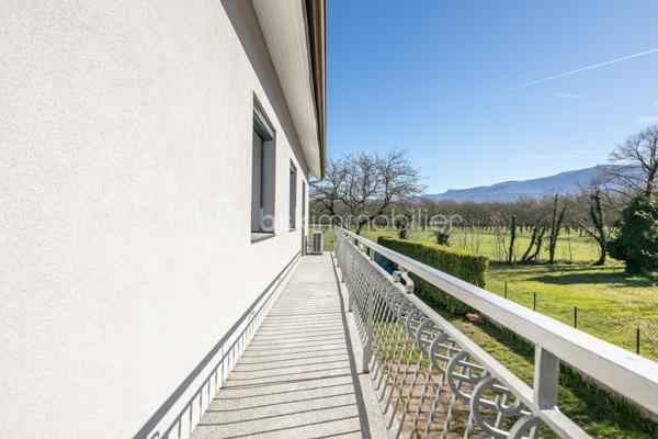 Située sur la plaine de Saint Marcellin dans un environnement calme,  cette agréable maison des années 1960 d'environ 120 m² habitables saura vous séduire par ses volumes, ses prestations énergétiques de qualité et son fort potentiel.

Dès le rez-de-chaussée, vous découvrirez un vaste garage de plus de 80 m², idéal pour le stationnement de plusieurs véhicules, un atelier ou un espace de stockage. Il est équipé en eau et électricité. Vous trouverez également un cellier/buanderie, ainsi qu'un espace supplémentaire pouvant être aménagé selon vos envies en salon, bureau, salle de jeux ou grand hall d'entrée. 

À l'étage, l'espace de vie se compose d'un salon-séjour lumineux, d'une cuisine indépendante entièrement rénovée, d'une salle de bain et d'un wc indépendant, de deux chambres.

En sous-sol, une belle cave en terre battue complète cet ensemble.

Côté confort, cette maison a bénéficié d'une rénovation énergétique complète : pompe à chaleur, et climatisation réversible, isolation thermique par l'extérieur, menuiseries en double vitrage, volets roulants électriques solaires… Autant d'équipements qui lui permettent d'afficher une excellente performance énergétique et de vous garantir un confort optimal tout en maîtrisant vos consommations.

Le terrain est entièrement clôturé. Le grenier est aménageable et isolé.

Fonctionnelle, lumineuse et parfaitement entretenue, cette maison n'attend plus que ses futurs propriétaires pour écrire une nouvelle histoire.

Une belle opportunité à découvrir sans tarder !