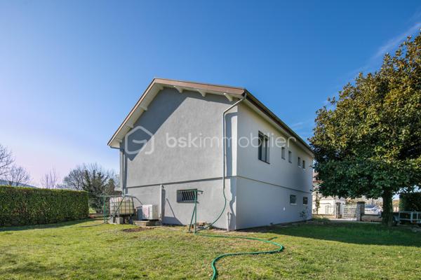 Située sur la plaine de Saint Marcellin dans un environnement calme,  cette agréable maison des années 1960 d'environ 120 m² habitables saura vous séduire par ses volumes, ses prestations énergétiques de qualité et son fort potentiel.

Dès le rez-de-chaussée, vous découvrirez un vaste garage de plus de 80 m², idéal pour le stationnement de plusieurs véhicules, un atelier ou un espace de stockage. Il est équipé en eau et électricité. Vous trouverez également un cellier/buanderie, ainsi qu'un espace supplémentaire pouvant être aménagé selon vos envies en salon, bureau, salle de jeux ou grand hall d'entrée. 

À l'étage, l'espace de vie se compose d'un salon-séjour lumineux, d'une cuisine indépendante entièrement rénovée, d'une salle de bain et d'un wc indépendant, de deux chambres.

En sous-sol, une belle cave en terre battue complète cet ensemble.

Côté confort, cette maison a bénéficié d'une rénovation énergétique complète : pompe à chaleur, et climatisation réversible, isolation thermique par l'extérieur, menuiseries en double vitrage, volets roulants électriques solaires… Autant d'équipements qui lui permettent d'afficher une excellente performance énergétique et de vous garantir un confort optimal tout en maîtrisant vos consommations.

Le terrain est entièrement clôturé. Le grenier est aménageable et isolé.

Fonctionnelle, lumineuse et parfaitement entretenue, cette maison n'attend plus que ses futurs propriétaires pour écrire une nouvelle histoire.

Une belle opportunité à découvrir sans tarder !
