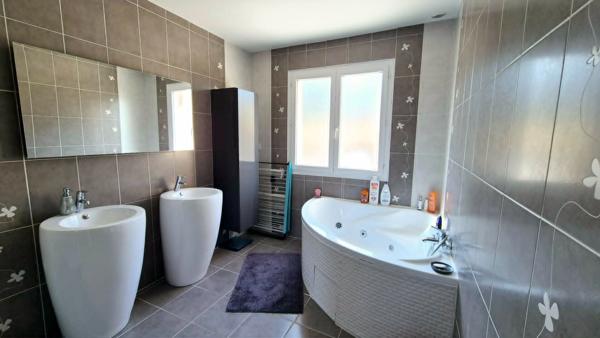 POUSSAN ? Superbe villa de plain-pied 120 m² avec piscine et terrain de 1 300 m²