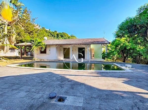 Villa T4 – Piscine, jardin, proche mer – Case-Pilote