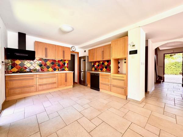 Ventabren (13122) Ventabren – Maison familiale 6 pièces avec jardin, piscine et espace bien-être