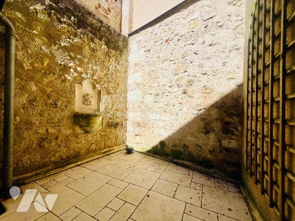 TOURS 
Hyper Centre
Scellerie / Jules Favre
Ensemble mixte: local commercial et appartement