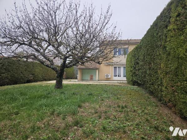  maison d’environ 84 m² offre un cadre de vie agréable au sein d’un environnement calme et recherché