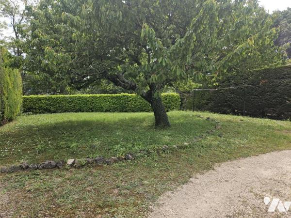  maison d’environ 84 m² offre un cadre de vie agréable au sein d’un environnement calme et recherché