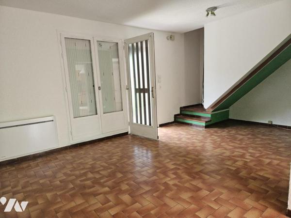  maison d’environ 84 m² offre un cadre de vie agréable au sein d’un environnement calme et recherché