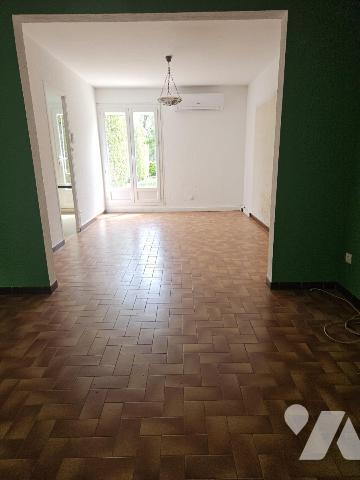  maison d’environ 84 m² offre un cadre de vie agréable au sein d’un environnement calme et recherché