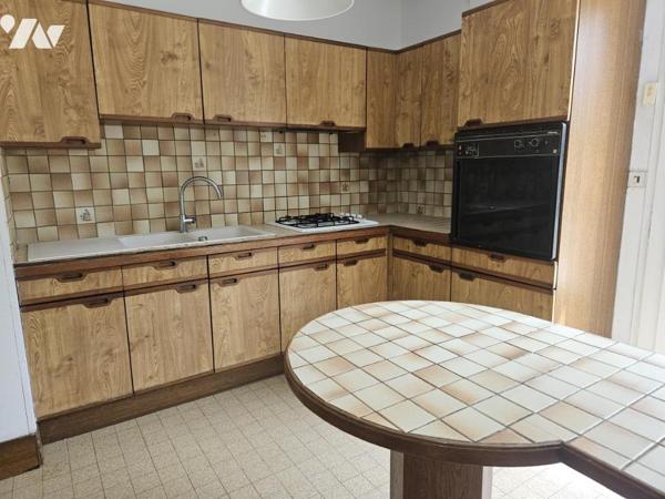  maison d’environ 84 m² offre un cadre de vie agréable au sein d’un environnement calme et recherché