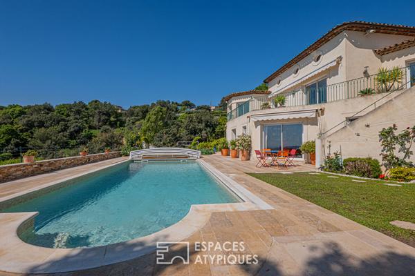 Maison d’architecte avec vue mer et piscine – Arrière pays Cannois