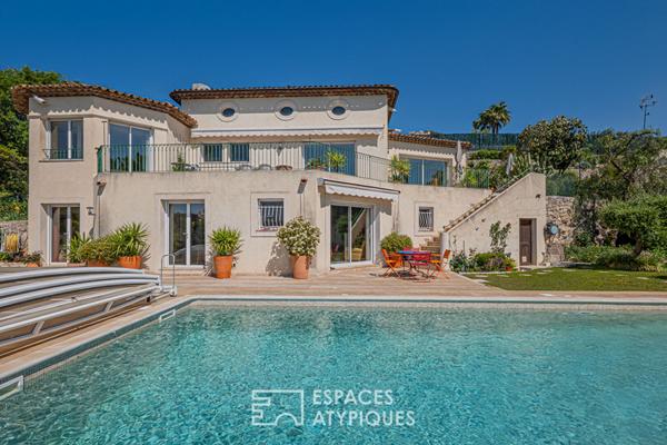 Maison d’architecte avec vue mer et piscine – Arrière pays Cannois