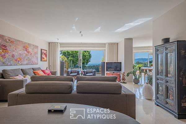 Maison d’architecte avec vue mer et piscine – Arrière pays Cannois