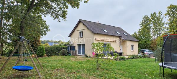 À seulement 10 mn de la Loupe et de Courville-sur-Eure, dans un hameau en lisière de campagne, découvrez cette maison familiale rénovée en 2017.
Sur un beau terrain de 2500 m² entièrement clôturé et arboré, elle a été édifiée sur un vide sanitaire. 
Habitable de plain-pied et comportant 4 vraies chambres, elle bénéficie de beaux volumes et d'une belle luminosité grâce à ses nombreuses baies vitrées et son orientation Est, Sud et Ouest.
Elle présente une performance énergétique exceptionnelle, grâce à la rénovation de son isolation et de ses huisseries, ainsi qu’à la mise en place de pompes à chaleur réversibles dans toutes les chambres ainsi ainsi que le séjour. Un poêle à granules complète cette installation.
Une grande terrasse vous permettra de profiter de la belle saison et il est possible de garer au moins 4 véhicules.

Au RdC, une entrée distribue directement :
  - Une belle cuisine équipée semi-ouverte de 25 m², donnant elle-même sur un séjour salle-à-manger de 25 m² ;
  - Une suite parentale (chambre - dressing - salle d'eau) de 22 m² en tout ;
  - Des WC séparés et un petit espace sous escaliers.

A l'étage mansardé :
  - Un palier en coursive lumineux comprend de grands placards de rangement ;
  - Une grande salle de bain - WC commune ;
  - Trois chambres de 7, 8 et 11 m² (à minimum 1m80 de hauteur) ;
  - Une pièce traversante de 12 m² (à minimum 1m80 de h.).

LES PLUS :
-	Très belle performance énergétique grâce à une rénovation de qualité
-	Poêle à granules programmable et soufflant avec récupération de chaleur à l'étage.
-	Chauffe-eau électrique récent
-	Portique pour enfants
-	Espace grillagé pour poules
Des petits travaux de remise en état sont en cours ou prévus avant la vente
Assainissement individuel : Fosse toutes eaux
.
