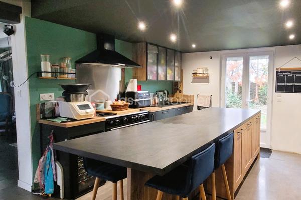 À seulement 10 mn de la Loupe et de Courville-sur-Eure, dans un hameau en lisière de campagne, découvrez cette maison familiale rénovée en 2017.
Sur un beau terrain de 2500 m² entièrement clôturé et arboré, elle a été édifiée sur un vide sanitaire. 
Habitable de plain-pied et comportant 4 vraies chambres, elle bénéficie de beaux volumes et d'une belle luminosité grâce à ses nombreuses baies vitrées et son orientation Est, Sud et Ouest.
Elle présente une performance énergétique exceptionnelle, grâce à la rénovation de son isolation et de ses huisseries, ainsi qu’à la mise en place de pompes à chaleur réversibles dans toutes les chambres ainsi ainsi que le séjour. Un poêle à granules complète cette installation.
Une grande terrasse vous permettra de profiter de la belle saison et il est possible de garer au moins 4 véhicules.

Au RdC, une entrée distribue directement :
  - Une belle cuisine équipée semi-ouverte de 25 m², donnant elle-même sur un séjour salle-à-manger de 25 m² ;
  - Une suite parentale (chambre - dressing - salle d'eau) de 22 m² en tout ;
  - Des WC séparés et un petit espace sous escaliers.

A l'étage mansardé :
  - Un palier en coursive lumineux comprend de grands placards de rangement ;
  - Une grande salle de bain - WC commune ;
  - Trois chambres de 7, 8 et 11 m² (à minimum 1m80 de hauteur) ;
  - Une pièce traversante de 12 m² (à minimum 1m80 de h.).

LES PLUS :
-	Très belle performance énergétique grâce à une rénovation de qualité
-	Poêle à granules programmable et soufflant avec récupération de chaleur à l'étage.
-	Chauffe-eau électrique récent
-	Portique pour enfants
-	Espace grillagé pour poules
Des petits travaux de remise en état sont en cours ou prévus avant la vente
Assainissement individuel : Fosse toutes eaux
.
