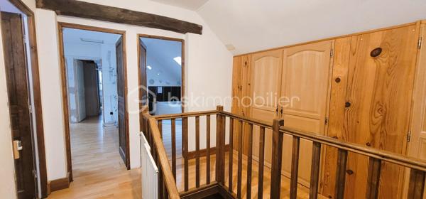 À seulement 10 mn de la Loupe et de Courville-sur-Eure, dans un hameau en lisière de campagne, découvrez cette maison familiale rénovée en 2017.
Sur un beau terrain de 2500 m² entièrement clôturé et arboré, elle a été édifiée sur un vide sanitaire. 
Habitable de plain-pied et comportant 4 vraies chambres, elle bénéficie de beaux volumes et d'une belle luminosité grâce à ses nombreuses baies vitrées et son orientation Est, Sud et Ouest.
Elle présente une performance énergétique exceptionnelle, grâce à la rénovation de son isolation et de ses huisseries, ainsi qu’à la mise en place de pompes à chaleur réversibles dans toutes les chambres ainsi ainsi que le séjour. Un poêle à granules complète cette installation.
Une grande terrasse vous permettra de profiter de la belle saison et il est possible de garer au moins 4 véhicules.

Au RdC, une entrée distribue directement :
  - Une belle cuisine équipée semi-ouverte de 25 m², donnant elle-même sur un séjour salle-à-manger de 25 m² ;
  - Une suite parentale (chambre - dressing - salle d'eau) de 22 m² en tout ;
  - Des WC séparés et un petit espace sous escaliers.

A l'étage mansardé :
  - Un palier en coursive lumineux comprend de grands placards de rangement ;
  - Une grande salle de bain - WC commune ;
  - Trois chambres de 7, 8 et 11 m² (à minimum 1m80 de hauteur) ;
  - Une pièce traversante de 12 m² (à minimum 1m80 de h.).

LES PLUS :
-	Très belle performance énergétique grâce à une rénovation de qualité
-	Poêle à granules programmable et soufflant avec récupération de chaleur à l'étage.
-	Chauffe-eau électrique récent
-	Portique pour enfants
-	Espace grillagé pour poules
Des petits travaux de remise en état sont en cours ou prévus avant la vente
Assainissement individuel : Fosse toutes eaux
.
