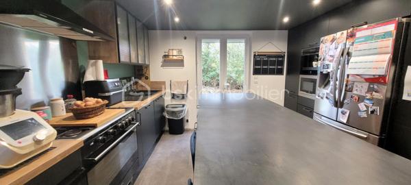 À seulement 10 mn de la Loupe et de Courville-sur-Eure, dans un hameau en lisière de campagne, découvrez cette maison familiale rénovée en 2017.
Sur un beau terrain de 2500 m² entièrement clôturé et arboré, elle a été édifiée sur un vide sanitaire. 
Habitable de plain-pied et comportant 4 vraies chambres, elle bénéficie de beaux volumes et d'une belle luminosité grâce à ses nombreuses baies vitrées et son orientation Est, Sud et Ouest.
Elle présente une performance énergétique exceptionnelle, grâce à la rénovation de son isolation et de ses huisseries, ainsi qu’à la mise en place de pompes à chaleur réversibles dans toutes les chambres ainsi ainsi que le séjour. Un poêle à granules complète cette installation.
Une grande terrasse vous permettra de profiter de la belle saison et il est possible de garer au moins 4 véhicules.

Au RdC, une entrée distribue directement :
  - Une belle cuisine équipée semi-ouverte de 25 m², donnant elle-même sur un séjour salle-à-manger de 25 m² ;
  - Une suite parentale (chambre - dressing - salle d'eau) de 22 m² en tout ;
  - Des WC séparés et un petit espace sous escaliers.

A l'étage mansardé :
  - Un palier en coursive lumineux comprend de grands placards de rangement ;
  - Une grande salle de bain - WC commune ;
  - Trois chambres de 7, 8 et 11 m² (à minimum 1m80 de hauteur) ;
  - Une pièce traversante de 12 m² (à minimum 1m80 de h.).

LES PLUS :
-	Très belle performance énergétique grâce à une rénovation de qualité
-	Poêle à granules programmable et soufflant avec récupération de chaleur à l'étage.
-	Chauffe-eau électrique récent
-	Portique pour enfants
-	Espace grillagé pour poules
Des petits travaux de remise en état sont en cours ou prévus avant la vente
Assainissement individuel : Fosse toutes eaux
.