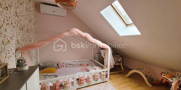 À seulement 10 mn de la Loupe et de Courville-sur-Eure, dans un hameau en lisière de campagne, découvrez cette maison familiale rénovée en 2017.
Sur un beau terrain de 2500 m² entièrement clôturé et arboré, elle a été édifiée sur un vide sanitaire. 
Habitable de plain-pied et comportant 4 vraies chambres, elle bénéficie de beaux volumes et d'une belle luminosité grâce à ses nombreuses baies vitrées et son orientation Est, Sud et Ouest.
Elle présente une performance énergétique exceptionnelle, grâce à la rénovation de son isolation et de ses huisseries, ainsi qu’à la mise en place de pompes à chaleur réversibles dans toutes les chambres ainsi ainsi que le séjour. Un poêle à granules complète cette installation.
Une grande terrasse vous permettra de profiter de la belle saison et il est possible de garer au moins 4 véhicules.

Au RdC, une entrée distribue directement :
  - Une belle cuisine équipée semi-ouverte de 25 m², donnant elle-même sur un séjour salle-à-manger de 25 m² ;
  - Une suite parentale (chambre - dressing - salle d'eau) de 22 m² en tout ;
  - Des WC séparés et un petit espace sous escaliers.

A l'étage mansardé :
  - Un palier en coursive lumineux comprend de grands placards de rangement ;
  - Une grande salle de bain - WC commune ;
  - Trois chambres de 7, 8 et 11 m² (à minimum 1m80 de hauteur) ;
  - Une pièce traversante de 12 m² (à minimum 1m80 de h.).

LES PLUS :
-	Très belle performance énergétique grâce à une rénovation de qualité
-	Poêle à granules programmable et soufflant avec récupération de chaleur à l'étage.
-	Chauffe-eau électrique récent
-	Portique pour enfants
-	Espace grillagé pour poules
Des petits travaux de remise en état sont en cours ou prévus avant la vente
Assainissement individuel : Fosse toutes eaux
.