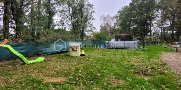 À seulement 10 mn de la Loupe et de Courville-sur-Eure, dans un hameau en lisière de campagne, découvrez cette maison familiale rénovée en 2017.
Sur un beau terrain de 2500 m² entièrement clôturé et arboré, elle a été édifiée sur un vide sanitaire. 
Habitable de plain-pied et comportant 4 vraies chambres, elle bénéficie de beaux volumes et d'une belle luminosité grâce à ses nombreuses baies vitrées et son orientation Est, Sud et Ouest.
Elle présente une performance énergétique exceptionnelle, grâce à la rénovation de son isolation et de ses huisseries, ainsi qu’à la mise en place de pompes à chaleur réversibles dans toutes les chambres ainsi ainsi que le séjour. Un poêle à granules complète cette installation.
Une grande terrasse vous permettra de profiter de la belle saison et il est possible de garer au moins 4 véhicules.

Au RdC, une entrée distribue directement :
  - Une belle cuisine équipée semi-ouverte de 25 m², donnant elle-même sur un séjour salle-à-manger de 25 m² ;
  - Une suite parentale (chambre - dressing - salle d'eau) de 22 m² en tout ;
  - Des WC séparés et un petit espace sous escaliers.

A l'étage mansardé :
  - Un palier en coursive lumineux comprend de grands placards de rangement ;
  - Une grande salle de bain - WC commune ;
  - Trois chambres de 7, 8 et 11 m² (à minimum 1m80 de hauteur) ;
  - Une pièce traversante de 12 m² (à minimum 1m80 de h.).

LES PLUS :
-	Très belle performance énergétique grâce à une rénovation de qualité
-	Poêle à granules programmable et soufflant avec récupération de chaleur à l'étage.
-	Chauffe-eau électrique récent
-	Portique pour enfants
-	Espace grillagé pour poules
Des petits travaux de remise en état sont en cours ou prévus avant la vente
Assainissement individuel : Fosse toutes eaux
.
