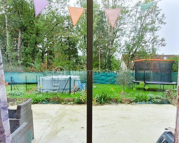 À seulement 10 mn de la Loupe et de Courville-sur-Eure, dans un hameau en lisière de campagne, découvrez cette maison familiale rénovée en 2017.
Sur un beau terrain de 2500 m² entièrement clôturé et arboré, elle a été édifiée sur un vide sanitaire. 
Habitable de plain-pied et comportant 4 vraies chambres, elle bénéficie de beaux volumes et d'une belle luminosité grâce à ses nombreuses baies vitrées et son orientation Est, Sud et Ouest.
Elle présente une performance énergétique exceptionnelle, grâce à la rénovation de son isolation et de ses huisseries, ainsi qu’à la mise en place de pompes à chaleur réversibles dans toutes les chambres ainsi ainsi que le séjour. Un poêle à granules complète cette installation.
Une grande terrasse vous permettra de profiter de la belle saison et il est possible de garer au moins 4 véhicules.

Au RdC, une entrée distribue directement :
  - Une belle cuisine équipée semi-ouverte de 25 m², donnant elle-même sur un séjour salle-à-manger de 25 m² ;
  - Une suite parentale (chambre - dressing - salle d'eau) de 22 m² en tout ;
  - Des WC séparés et un petit espace sous escaliers.

A l'étage mansardé :
  - Un palier en coursive lumineux comprend de grands placards de rangement ;
  - Une grande salle de bain - WC commune ;
  - Trois chambres de 7, 8 et 11 m² (à minimum 1m80 de hauteur) ;
  - Une pièce traversante de 12 m² (à minimum 1m80 de h.).

LES PLUS :
-	Très belle performance énergétique grâce à une rénovation de qualité
-	Poêle à granules programmable et soufflant avec récupération de chaleur à l'étage.
-	Chauffe-eau électrique récent
-	Portique pour enfants
-	Espace grillagé pour poules
Des petits travaux de remise en état sont en cours ou prévus avant la vente
Assainissement individuel : Fosse toutes eaux
.