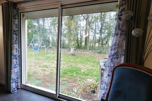 À seulement 10 mn de la Loupe et de Courville-sur-Eure, dans un hameau en lisière de campagne, découvrez cette maison familiale rénovée en 2017.
Sur un beau terrain de 2500 m² entièrement clôturé et arboré, elle a été édifiée sur un vide sanitaire. 
Habitable de plain-pied et comportant 4 vraies chambres, elle bénéficie de beaux volumes et d'une belle luminosité grâce à ses nombreuses baies vitrées et son orientation Est, Sud et Ouest.
Elle présente une performance énergétique exceptionnelle, grâce à la rénovation de son isolation et de ses huisseries, ainsi qu’à la mise en place de pompes à chaleur réversibles dans toutes les chambres ainsi ainsi que le séjour. Un poêle à granules complète cette installation.
Une grande terrasse vous permettra de profiter de la belle saison et il est possible de garer au moins 4 véhicules.

Au RdC, une entrée distribue directement :
  - Une belle cuisine équipée semi-ouverte de 25 m², donnant elle-même sur un séjour salle-à-manger de 25 m² ;
  - Une suite parentale (chambre - dressing - salle d'eau) de 22 m² en tout ;
  - Des WC séparés et un petit espace sous escaliers.

A l'étage mansardé :
  - Un palier en coursive lumineux comprend de grands placards de rangement ;
  - Une grande salle de bain - WC commune ;
  - Trois chambres de 7, 8 et 11 m² (à minimum 1m80 de hauteur) ;
  - Une pièce traversante de 12 m² (à minimum 1m80 de h.).

LES PLUS :
-	Très belle performance énergétique grâce à une rénovation de qualité
-	Poêle à granules programmable et soufflant avec récupération de chaleur à l'étage.
-	Chauffe-eau électrique récent
-	Portique pour enfants
-	Espace grillagé pour poules
Des petits travaux de remise en état sont en cours ou prévus avant la vente
Assainissement individuel : Fosse toutes eaux
.