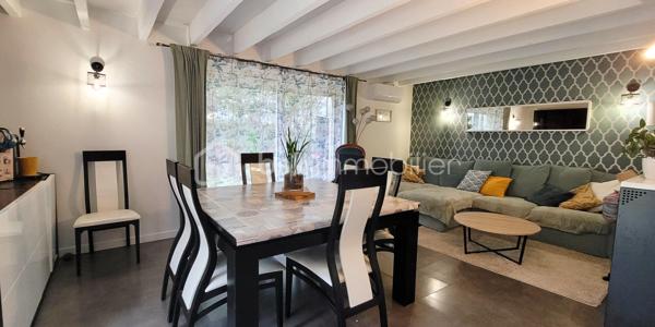 À seulement 10 mn de la Loupe et de Courville-sur-Eure, dans un hameau en lisière de campagne, découvrez cette maison familiale rénovée en 2017.
Sur un beau terrain de 2500 m² entièrement clôturé et arboré, elle a été édifiée sur un vide sanitaire. 
Habitable de plain-pied et comportant 4 vraies chambres, elle bénéficie de beaux volumes et d'une belle luminosité grâce à ses nombreuses baies vitrées et son orientation Est, Sud et Ouest.
Elle présente une performance énergétique exceptionnelle, grâce à la rénovation de son isolation et de ses huisseries, ainsi qu’à la mise en place de pompes à chaleur réversibles dans toutes les chambres ainsi ainsi que le séjour. Un poêle à granules complète cette installation.
Une grande terrasse vous permettra de profiter de la belle saison et il est possible de garer au moins 4 véhicules.

Au RdC, une entrée distribue directement :
  - Une belle cuisine équipée semi-ouverte de 25 m², donnant elle-même sur un séjour salle-à-manger de 25 m² ;
  - Une suite parentale (chambre - dressing - salle d'eau) de 22 m² en tout ;
  - Des WC séparés et un petit espace sous escaliers.

A l'étage mansardé :
  - Un palier en coursive lumineux comprend de grands placards de rangement ;
  - Une grande salle de bain - WC commune ;
  - Trois chambres de 7, 8 et 11 m² (à minimum 1m80 de hauteur) ;
  - Une pièce traversante de 12 m² (à minimum 1m80 de h.).

LES PLUS :
-	Très belle performance énergétique grâce à une rénovation de qualité
-	Poêle à granules programmable et soufflant avec récupération de chaleur à l'étage.
-	Chauffe-eau électrique récent
-	Portique pour enfants
-	Espace grillagé pour poules
Des petits travaux de remise en état sont en cours ou prévus avant la vente
Assainissement individuel : Fosse toutes eaux
.