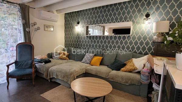 À seulement 10 mn de la Loupe et de Courville-sur-Eure, dans un hameau en lisière de campagne, découvrez cette maison familiale rénovée en 2017.
Sur un beau terrain de 2500 m² entièrement clôturé et arboré, elle a été édifiée sur un vide sanitaire. 
Habitable de plain-pied et comportant 4 vraies chambres, elle bénéficie de beaux volumes et d'une belle luminosité grâce à ses nombreuses baies vitrées et son orientation Est, Sud et Ouest.
Elle présente une performance énergétique exceptionnelle, grâce à la rénovation de son isolation et de ses huisseries, ainsi qu’à la mise en place de pompes à chaleur réversibles dans toutes les chambres ainsi ainsi que le séjour. Un poêle à granules complète cette installation.
Une grande terrasse vous permettra de profiter de la belle saison et il est possible de garer au moins 4 véhicules.

Au RdC, une entrée distribue directement :
  - Une belle cuisine équipée semi-ouverte de 25 m², donnant elle-même sur un séjour salle-à-manger de 25 m² ;
  - Une suite parentale (chambre - dressing - salle d'eau) de 22 m² en tout ;
  - Des WC séparés et un petit espace sous escaliers.

A l'étage mansardé :
  - Un palier en coursive lumineux comprend de grands placards de rangement ;
  - Une grande salle de bain - WC commune ;
  - Trois chambres de 7, 8 et 11 m² (à minimum 1m80 de hauteur) ;
  - Une pièce traversante de 12 m² (à minimum 1m80 de h.).

LES PLUS :
-	Très belle performance énergétique grâce à une rénovation de qualité
-	Poêle à granules programmable et soufflant avec récupération de chaleur à l'étage.
-	Chauffe-eau électrique récent
-	Portique pour enfants
-	Espace grillagé pour poules
Des petits travaux de remise en état sont en cours ou prévus avant la vente
Assainissement individuel : Fosse toutes eaux
.