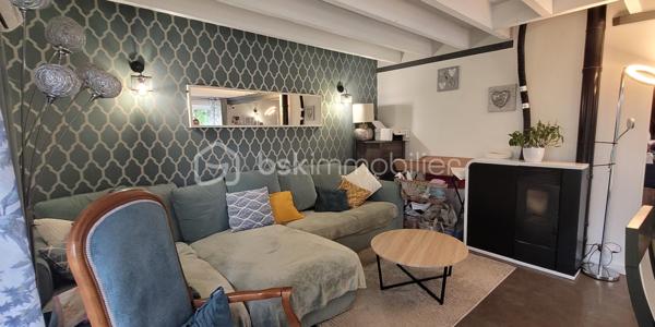 À seulement 10 mn de la Loupe et de Courville-sur-Eure, dans un hameau en lisière de campagne, découvrez cette maison familiale rénovée en 2017.
Sur un beau terrain de 2500 m² entièrement clôturé et arboré, elle a été édifiée sur un vide sanitaire. 
Habitable de plain-pied et comportant 4 vraies chambres, elle bénéficie de beaux volumes et d'une belle luminosité grâce à ses nombreuses baies vitrées et son orientation Est, Sud et Ouest.
Elle présente une performance énergétique exceptionnelle, grâce à la rénovation de son isolation et de ses huisseries, ainsi qu’à la mise en place de pompes à chaleur réversibles dans toutes les chambres ainsi ainsi que le séjour. Un poêle à granules complète cette installation.
Une grande terrasse vous permettra de profiter de la belle saison et il est possible de garer au moins 4 véhicules.

Au RdC, une entrée distribue directement :
  - Une belle cuisine équipée semi-ouverte de 25 m², donnant elle-même sur un séjour salle-à-manger de 25 m² ;
  - Une suite parentale (chambre - dressing - salle d'eau) de 22 m² en tout ;
  - Des WC séparés et un petit espace sous escaliers.

A l'étage mansardé :
  - Un palier en coursive lumineux comprend de grands placards de rangement ;
  - Une grande salle de bain - WC commune ;
  - Trois chambres de 7, 8 et 11 m² (à minimum 1m80 de hauteur) ;
  - Une pièce traversante de 12 m² (à minimum 1m80 de h.).

LES PLUS :
-	Très belle performance énergétique grâce à une rénovation de qualité
-	Poêle à granules programmable et soufflant avec récupération de chaleur à l'étage.
-	Chauffe-eau électrique récent
-	Portique pour enfants
-	Espace grillagé pour poules
Des petits travaux de remise en état sont en cours ou prévus avant la vente
Assainissement individuel : Fosse toutes eaux
.