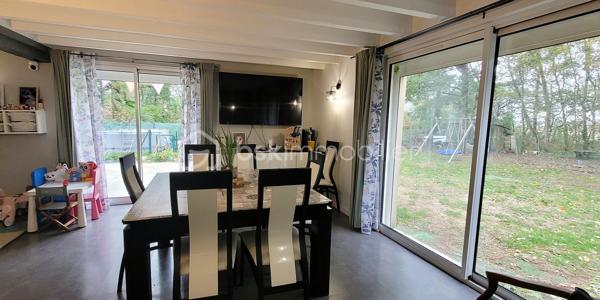 À seulement 10 mn de la Loupe et de Courville-sur-Eure, dans un hameau en lisière de campagne, découvrez cette maison familiale rénovée en 2017.
Sur un beau terrain de 2500 m² entièrement clôturé et arboré, elle a été édifiée sur un vide sanitaire. 
Habitable de plain-pied et comportant 4 vraies chambres, elle bénéficie de beaux volumes et d'une belle luminosité grâce à ses nombreuses baies vitrées et son orientation Est, Sud et Ouest.
Elle présente une performance énergétique exceptionnelle, grâce à la rénovation de son isolation et de ses huisseries, ainsi qu’à la mise en place de pompes à chaleur réversibles dans toutes les chambres ainsi ainsi que le séjour. Un poêle à granules complète cette installation.
Une grande terrasse vous permettra de profiter de la belle saison et il est possible de garer au moins 4 véhicules.

Au RdC, une entrée distribue directement :
  - Une belle cuisine équipée semi-ouverte de 25 m², donnant elle-même sur un séjour salle-à-manger de 25 m² ;
  - Une suite parentale (chambre - dressing - salle d'eau) de 22 m² en tout ;
  - Des WC séparés et un petit espace sous escaliers.

A l'étage mansardé :
  - Un palier en coursive lumineux comprend de grands placards de rangement ;
  - Une grande salle de bain - WC commune ;
  - Trois chambres de 7, 8 et 11 m² (à minimum 1m80 de hauteur) ;
  - Une pièce traversante de 12 m² (à minimum 1m80 de h.).

LES PLUS :
-	Très belle performance énergétique grâce à une rénovation de qualité
-	Poêle à granules programmable et soufflant avec récupération de chaleur à l'étage.
-	Chauffe-eau électrique récent
-	Portique pour enfants
-	Espace grillagé pour poules
Des petits travaux de remise en état sont en cours ou prévus avant la vente
Assainissement individuel : Fosse toutes eaux
.