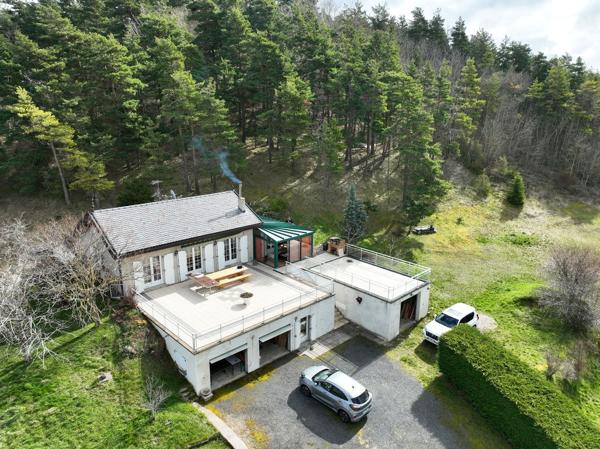 Maison avec garage sur plus de 6000 m2 de terrain sur Saint Julien Chapteuil