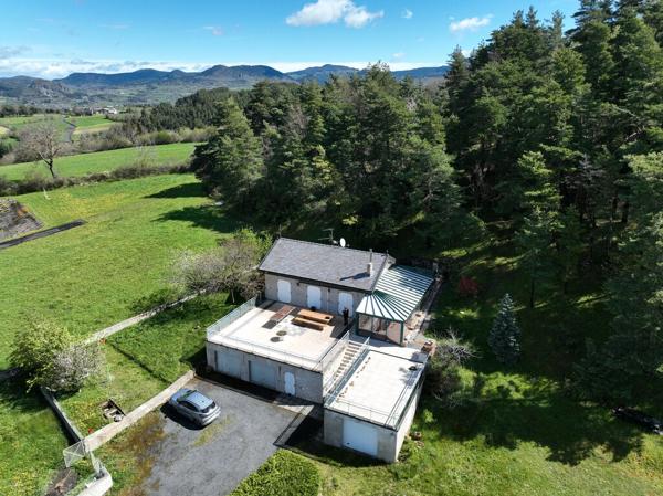 Maison avec garage sur plus de 6000 m2 de terrain sur Saint Julien Chapteuil