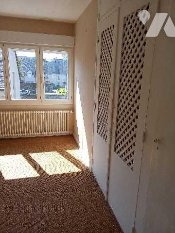 maison de ville sur 2 étage: cuis, séjour, 4 ch. 2 sdb, jardin à rénover