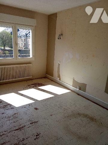 maison de ville sur 2 étage: cuis, séjour, 4 ch. 2 sdb, jardin à rénover