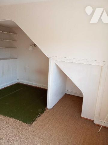 maison de ville sur 2 étage: cuis, séjour, 4 ch. 2 sdb, jardin à rénover