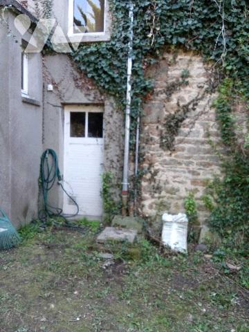 maison de ville sur 2 étage: cuis, séjour, 4 ch. 2 sdb, jardin à rénover