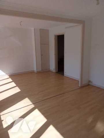 maison de ville sur 2 étage: cuis, séjour, 4 ch. 2 sdb, jardin à rénover