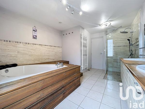 Maison de village 7 pièces de 174 m² à Bruch (47130)