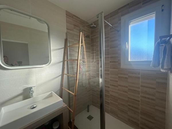 Maison sur sous-sol de 80 m² avec terrain arboré à Mably