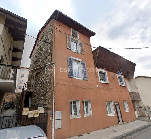 Exclusif ! 
📍 Emplacement Idéal : Situé au 2ème étage d'un petit immeuble du centre-ville, ce duplex vous séduira par sa situation privilégiée, à proximité immédiate des écoles, du collège, des commerces et des commodités. Tout se fait à pied !

🌿 Un accès plein de charme : L'entrée se fait par une adorable petite cour, pleine de cachet.
Un palier privatif au 1er étage vous conduit ensuite, via un escalier privé, directement à votre cocon perché au 2ème étage.

💒 Un intérieur chaleureux et fonctionnel : Vous serez accueilli dans une pièce de vie lumineuse en L, idéale pour créer deux espaces distincts :
un coin salle à manger  convivial et un salon cocooning pour vos soirées détente.
La grande cuisine ouverte, spacieuse et pratique, vous permettra de cuisiner tout en profitant de la vie de famille.
Toujours à ce niveau, une salle d'eau et un wc indépendant complètent l'ensemble.

🛏 A l'étage, la tranquillité des combles :
Un escalier mène à l'espace nuit composé de deux jolies chambres sous les toits, pleines de charme et de cachet.
Idéal pour une famille, un couple ou un investissement locatif.

🚗 Un vrai plus ! L'appartement bénéficie d'une place de parking dans un cour privée.

🔨 Toiture revue il y a 20 ans, huisseries double vitrage, chauffage gaz individuel.

📌 Syndic de copropriété bénévole : charge de 165€/an - Taxe foncière : 833€/an

Ne tardez pas à me contacter au 06.30.84.43.24 pour toute information ou demande de visite !