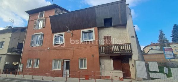 Exclusif ! 
📍 Emplacement Idéal : Situé au 2ème étage d'un petit immeuble du centre-ville, ce duplex vous séduira par sa situation privilégiée, à proximité immédiate des écoles, du collège, des commerces et des commodités. Tout se fait à pied !

🌿 Un accès plein de charme : L'entrée se fait par une adorable petite cour, pleine de cachet.
Un palier privatif au 1er étage vous conduit ensuite, via un escalier privé, directement à votre cocon perché au 2ème étage.

💒 Un intérieur chaleureux et fonctionnel : Vous serez accueilli dans une pièce de vie lumineuse en L, idéale pour créer deux espaces distincts :
un coin salle à manger  convivial et un salon cocooning pour vos soirées détente.
La grande cuisine ouverte, spacieuse et pratique, vous permettra de cuisiner tout en profitant de la vie de famille.
Toujours à ce niveau, une salle d'eau et un wc indépendant complètent l'ensemble.

🛏 A l'étage, la tranquillité des combles :
Un escalier mène à l'espace nuit composé de deux jolies chambres sous les toits, pleines de charme et de cachet.
Idéal pour une famille, un couple ou un investissement locatif.

🚗 Un vrai plus ! L'appartement bénéficie d'une place de parking dans un cour privée.

🔨 Toiture revue il y a 20 ans, huisseries double vitrage, chauffage gaz individuel.

📌 Syndic de copropriété bénévole : charge de 165€/an - Taxe foncière : 833€/an

Ne tardez pas à me contacter au 06.30.84.43.24 pour toute information ou demande de visite !
