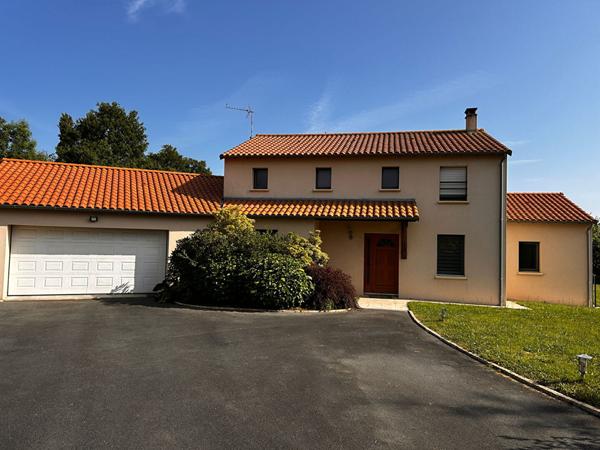 Maison spacieuse à vendre à La Forêt sur Sèvre 166m² terrain de plus de 2500m²