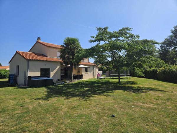 Maison spacieuse à vendre à La Forêt sur Sèvre 166m² terrain de plus de 2500m²