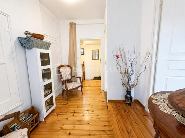 EXCLUSIVITE 

Découvrez cette agréable maison de ville d’environ 103 m² habitables, idéalement située à proximité immédiate des commodités.
Répartie sur 3 niveaux (R+2), cette maison mitoyenne offre de beaux volumes et un intérieur chaleureux, avec notamment des éléments de caractère tels que les poutres apparentes et les sols en bois : Grand séjour/cuisine/salon - 3 chambres - 1 bureau ( pouvant également être utilisé comme chambre supplémentaire), 1 salle d’eau avec WC, 1 salle de bains avec WC
Pièce de vie conviviale +  Cave d’environ 38 m².
La maison bénéficie d’un excellent état général : aucun travaux à prévoir, vous pouvez vous installer immédiatement.
Maison pleine de charme et de caractère -  Excellent état - Aucun travaux à prévoir - DPE : C - Taxe foncière : 1 550 €
Une maison idéale pour une résidence principale, un pied-à-terre, un investissement locatif  un projet familial, avec toutes les commodités accessibles à proximité.
Possibilité garage à proximité et terrasse tropézienne ....

À visiter sans tarder