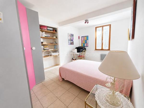EXCLUSIVITE 

Découvrez cette agréable maison de ville d’environ 103 m² habitables, idéalement située à proximité immédiate des commodités.
Répartie sur 3 niveaux (R+2), cette maison mitoyenne offre de beaux volumes et un intérieur chaleureux, avec notamment des éléments de caractère tels que les poutres apparentes et les sols en bois : Grand séjour/cuisine/salon - 3 chambres - 1 bureau ( pouvant également être utilisé comme chambre supplémentaire), 1 salle d’eau avec WC, 1 salle de bains avec WC
Pièce de vie conviviale +  Cave d’environ 38 m².
La maison bénéficie d’un excellent état général : aucun travaux à prévoir, vous pouvez vous installer immédiatement.
Maison pleine de charme et de caractère -  Excellent état - Aucun travaux à prévoir - DPE : C - Taxe foncière : 1 550 €
Une maison idéale pour une résidence principale, un pied-à-terre, un investissement locatif  un projet familial, avec toutes les commodités accessibles à proximité.
Possibilité garage à proximité et terrasse tropézienne ....

À visiter sans tarder