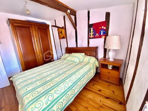 EXCLUSIVITE 

Découvrez cette agréable maison de ville d’environ 103 m² habitables, idéalement située à proximité immédiate des commodités.
Répartie sur 3 niveaux (R+2), cette maison mitoyenne offre de beaux volumes et un intérieur chaleureux, avec notamment des éléments de caractère tels que les poutres apparentes et les sols en bois : Grand séjour/cuisine/salon - 3 chambres - 1 bureau ( pouvant également être utilisé comme chambre supplémentaire), 1 salle d’eau avec WC, 1 salle de bains avec WC
Pièce de vie conviviale +  Cave d’environ 38 m².
La maison bénéficie d’un excellent état général : aucun travaux à prévoir, vous pouvez vous installer immédiatement.
Maison pleine de charme et de caractère -  Excellent état - Aucun travaux à prévoir - DPE : C - Taxe foncière : 1 550 €
Une maison idéale pour une résidence principale, un pied-à-terre, un investissement locatif  un projet familial, avec toutes les commodités accessibles à proximité.
Possibilité garage à proximité et terrasse tropézienne ....

À visiter sans tarder