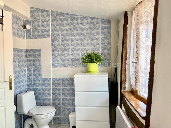 EXCLUSIVITE 

Découvrez cette agréable maison de ville d’environ 103 m² habitables, idéalement située à proximité immédiate des commodités.
Répartie sur 3 niveaux (R+2), cette maison mitoyenne offre de beaux volumes et un intérieur chaleureux, avec notamment des éléments de caractère tels que les poutres apparentes et les sols en bois : Grand séjour/cuisine/salon - 3 chambres - 1 bureau ( pouvant également être utilisé comme chambre supplémentaire), 1 salle d’eau avec WC, 1 salle de bains avec WC
Pièce de vie conviviale +  Cave d’environ 38 m².
La maison bénéficie d’un excellent état général : aucun travaux à prévoir, vous pouvez vous installer immédiatement.
Maison pleine de charme et de caractère -  Excellent état - Aucun travaux à prévoir - DPE : C - Taxe foncière : 1 550 €
Une maison idéale pour une résidence principale, un pied-à-terre, un investissement locatif  un projet familial, avec toutes les commodités accessibles à proximité.
Possibilité garage à proximité et terrasse tropézienne ....

À visiter sans tarder
