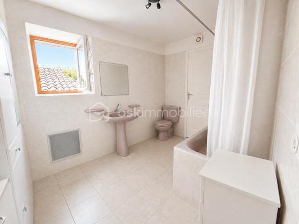 EXCLUSIVITE 

Découvrez cette agréable maison de ville d’environ 103 m² habitables, idéalement située à proximité immédiate des commodités.
Répartie sur 3 niveaux (R+2), cette maison mitoyenne offre de beaux volumes et un intérieur chaleureux, avec notamment des éléments de caractère tels que les poutres apparentes et les sols en bois : Grand séjour/cuisine/salon - 3 chambres - 1 bureau ( pouvant également être utilisé comme chambre supplémentaire), 1 salle d’eau avec WC, 1 salle de bains avec WC
Pièce de vie conviviale +  Cave d’environ 38 m².
La maison bénéficie d’un excellent état général : aucun travaux à prévoir, vous pouvez vous installer immédiatement.
Maison pleine de charme et de caractère -  Excellent état - Aucun travaux à prévoir - DPE : C - Taxe foncière : 1 550 €
Une maison idéale pour une résidence principale, un pied-à-terre, un investissement locatif  un projet familial, avec toutes les commodités accessibles à proximité.
Possibilité garage à proximité et terrasse tropézienne ....

À visiter sans tarder