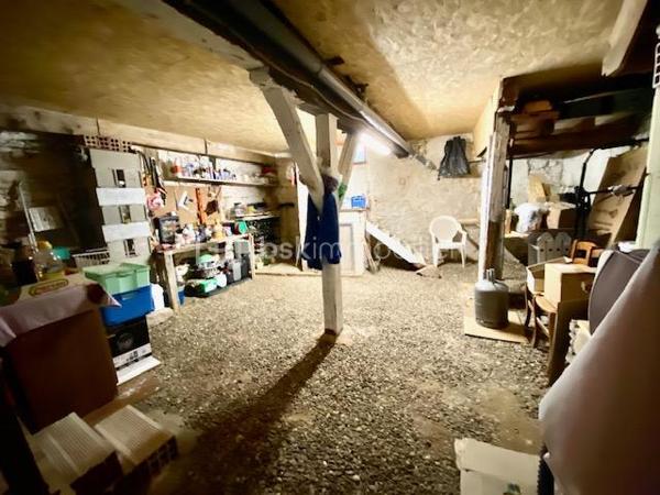EXCLUSIVITE 

Découvrez cette agréable maison de ville d’environ 103 m² habitables, idéalement située à proximité immédiate des commodités.
Répartie sur 3 niveaux (R+2), cette maison mitoyenne offre de beaux volumes et un intérieur chaleureux, avec notamment des éléments de caractère tels que les poutres apparentes et les sols en bois : Grand séjour/cuisine/salon - 3 chambres - 1 bureau ( pouvant également être utilisé comme chambre supplémentaire), 1 salle d’eau avec WC, 1 salle de bains avec WC
Pièce de vie conviviale +  Cave d’environ 38 m².
La maison bénéficie d’un excellent état général : aucun travaux à prévoir, vous pouvez vous installer immédiatement.
Maison pleine de charme et de caractère -  Excellent état - Aucun travaux à prévoir - DPE : C - Taxe foncière : 1 550 €
Une maison idéale pour une résidence principale, un pied-à-terre, un investissement locatif  un projet familial, avec toutes les commodités accessibles à proximité.
Possibilité garage à proximité et terrasse tropézienne ....

À visiter sans tarder