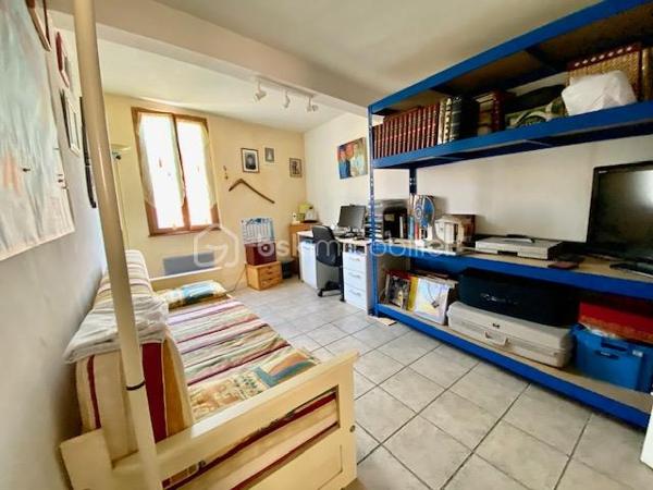 EXCLUSIVITE 

Découvrez cette agréable maison de ville d’environ 103 m² habitables, idéalement située à proximité immédiate des commodités.
Répartie sur 3 niveaux (R+2), cette maison mitoyenne offre de beaux volumes et un intérieur chaleureux, avec notamment des éléments de caractère tels que les poutres apparentes et les sols en bois : Grand séjour/cuisine/salon - 3 chambres - 1 bureau ( pouvant également être utilisé comme chambre supplémentaire), 1 salle d’eau avec WC, 1 salle de bains avec WC
Pièce de vie conviviale +  Cave d’environ 38 m².
La maison bénéficie d’un excellent état général : aucun travaux à prévoir, vous pouvez vous installer immédiatement.
Maison pleine de charme et de caractère -  Excellent état - Aucun travaux à prévoir - DPE : C - Taxe foncière : 1 550 €
Une maison idéale pour une résidence principale, un pied-à-terre, un investissement locatif  un projet familial, avec toutes les commodités accessibles à proximité.
Possibilité garage à proximité et terrasse tropézienne ....

À visiter sans tarder