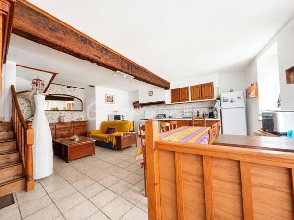 EXCLUSIVITE 

Découvrez cette agréable maison de ville d’environ 103 m² habitables, idéalement située à proximité immédiate des commodités.
Répartie sur 3 niveaux (R+2), cette maison mitoyenne offre de beaux volumes et un intérieur chaleureux, avec notamment des éléments de caractère tels que les poutres apparentes et les sols en bois : Grand séjour/cuisine/salon - 3 chambres - 1 bureau ( pouvant également être utilisé comme chambre supplémentaire), 1 salle d’eau avec WC, 1 salle de bains avec WC
Pièce de vie conviviale +  Cave d’environ 38 m².
La maison bénéficie d’un excellent état général : aucun travaux à prévoir, vous pouvez vous installer immédiatement.
Maison pleine de charme et de caractère -  Excellent état - Aucun travaux à prévoir - DPE : C - Taxe foncière : 1 550 €
Une maison idéale pour une résidence principale, un pied-à-terre, un investissement locatif  un projet familial, avec toutes les commodités accessibles à proximité.
Possibilité garage à proximité et terrasse tropézienne ....

À visiter sans tarder