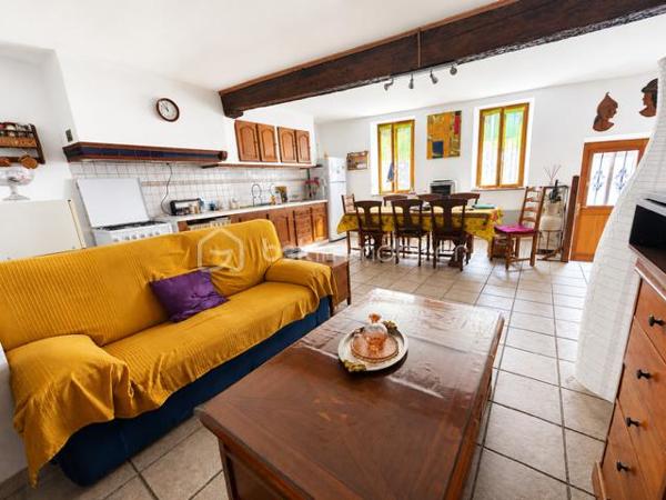 EXCLUSIVITE 

Découvrez cette agréable maison de ville d’environ 103 m² habitables, idéalement située à proximité immédiate des commodités.
Répartie sur 3 niveaux (R+2), cette maison mitoyenne offre de beaux volumes et un intérieur chaleureux, avec notamment des éléments de caractère tels que les poutres apparentes et les sols en bois : Grand séjour/cuisine/salon - 3 chambres - 1 bureau ( pouvant également être utilisé comme chambre supplémentaire), 1 salle d’eau avec WC, 1 salle de bains avec WC
Pièce de vie conviviale +  Cave d’environ 38 m².
La maison bénéficie d’un excellent état général : aucun travaux à prévoir, vous pouvez vous installer immédiatement.
Maison pleine de charme et de caractère -  Excellent état - Aucun travaux à prévoir - DPE : C - Taxe foncière : 1 550 €
Une maison idéale pour une résidence principale, un pied-à-terre, un investissement locatif  un projet familial, avec toutes les commodités accessibles à proximité.
Possibilité garage à proximité et terrasse tropézienne ....

À visiter sans tarder